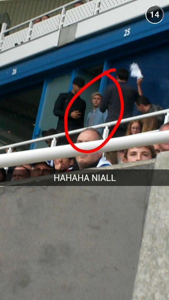 1DSPNews's tweet photo. Niall en el partido de Reading vs Derby el día de hoy - 18.10.2014 http://t.co/62pfBNoa09