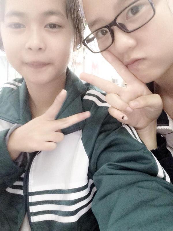 VoThaoLinh's tweet photo. On the left of the picture is my new friend. Her name's Bảo Khanh. And... I'm on the right :) http://t.co/SsGotOPeQu