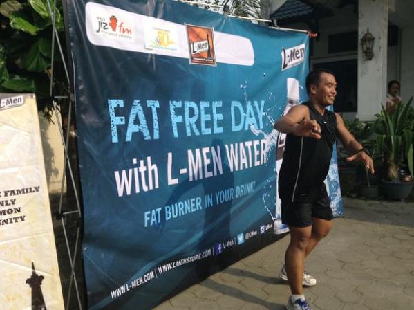895jizfm's tweet photo. Sob,, ini ni kseruan Fat Free Day Yogyakarta bersama @Lmen Water &amp; @LMenJogja . Colek: @AussieAndry http://t.co/bssIaRwMsP