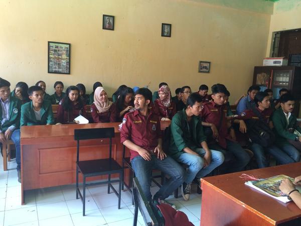 KRISC_FHUMI's tweet photo. Sedang memberikan materi tentang profesi Hukum http://t.co/oacF2M7DfP
