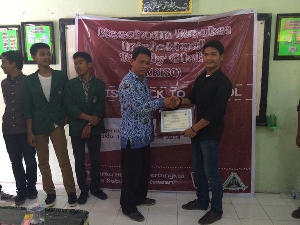 KRISC_FHUMI's tweet photo. Sedang memberikan materi tentang profesi Hukum http://t.co/oacF2M7DfP