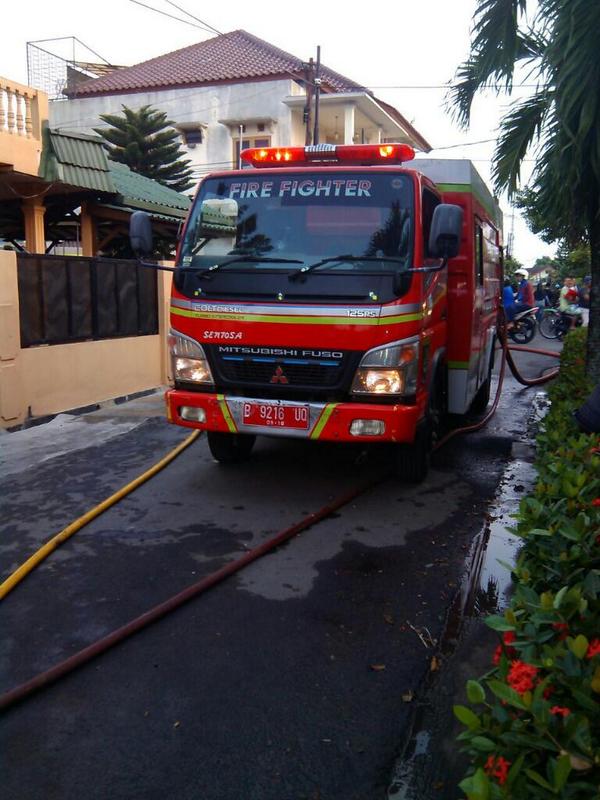 imamsapargo's tweet photo. Photo tambahan mobil pemadam kebakaran yang berada di depan rumah farras pagi tadi. #darbipeduli http://t.co/aAIpkspJSy