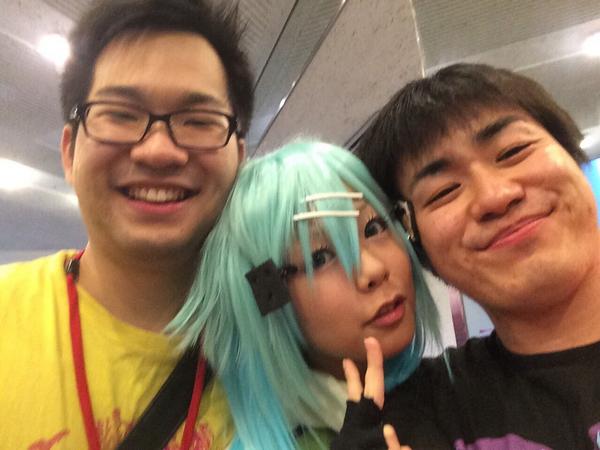 HAGE00675's tweet photo. 姫を囲うオタクたち #AxE_2014 http://t.co/XzGFksuzK4
