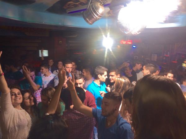 SantiBertomeu's tweet photo. Una de @RockstorePub #ElVerger xD #Quintos2015 @AgarratAEsta Grandes!! http://t.co/r4dQGxhBmm