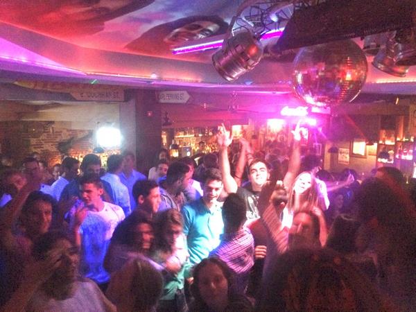 SantiBertomeu's tweet photo. Una de @RockstorePub #ElVerger xD #Quintos2015 @AgarratAEsta Grandes!! http://t.co/r4dQGxhBmm