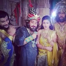 KaranKuntiArjun's tweet photo. Omg our doll @shafaqnaaz777 is afraid coz she's with mamashri & kauravas ! save her from these people #Mb
#Offscren http://t.co/PXbAUa4QyJ