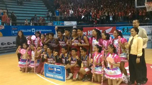 jrblindonesia's tweet photo. Hey Nineteen, sampai ketemu mimin di Babak Utama #JunioJRBL2014 #SurabayaSeries yaaaa!!! http://t.co/7Z6KHoi5Iq