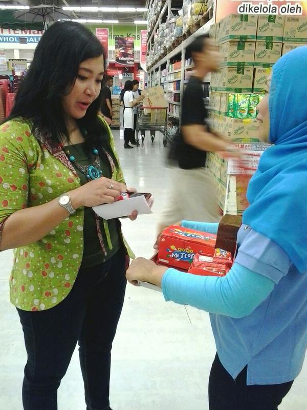 agencyspg's tweet photo. Salah satu aktifitas product sampling yang diadakan di Lotte Wholesaler.. #spgsampling http://t.co/YnxjtY3T6D