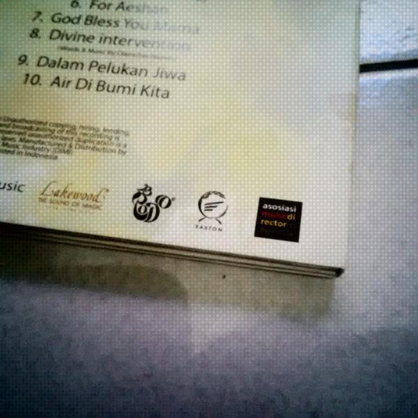Ada logo <a href="/myEASTON/">My Info Wayne Easton</a> di back cover album baru <a href="/SondoroMusic/">Sandhy Sondoro</a>. Yaaay! <a href="/yan_sennn/">boyan heriyadi</a> <a href="/adidharma/">Jaka Adi Dharma</a>