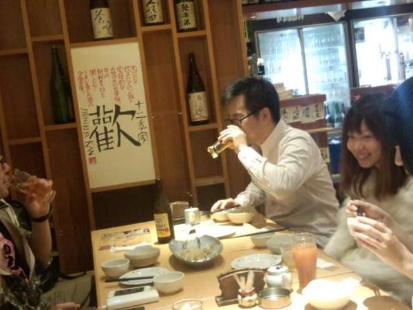 AOI_FREE_GIFU's tweet photo. AxEのスタッフ打ち上げなう。
HAGEの哀愁漂うオヤジ感。
#AxE_2014 #AxE_2015 http://t.co/kbyfLriWxD