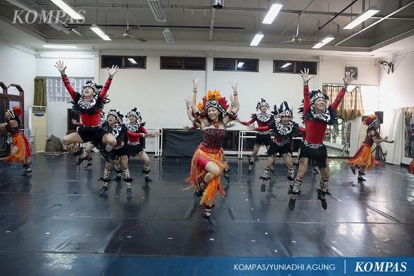 hariankompas's tweet photo. Persiapan Sebelum Pesta Rakyat Digelar #KompasFoto #Hal24 http://t.co/NBcCVYy9y9