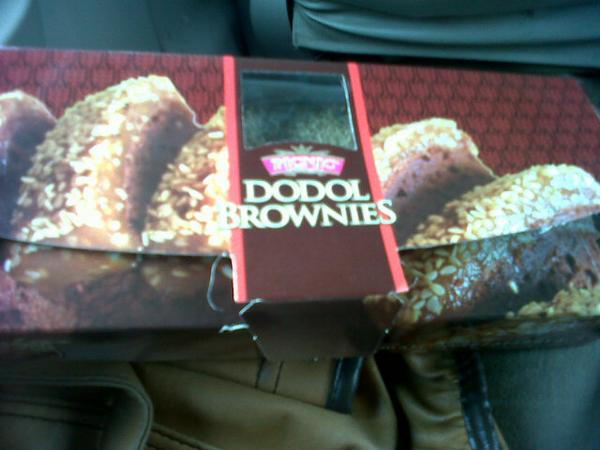 MimyChubby's tweet photo. dodol brownies khas garut gda duanya (>̯┌┐<) nyum http://t.co/Hn27NukSbi