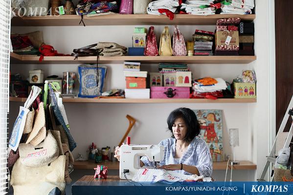 hariankompas's tweet photo. Ursula Warsokoesoemo Tumiwa : Antara Film dan Mesin Jahit #KompasFoto #Hal21 http://t.co/s8v7VQnTdY