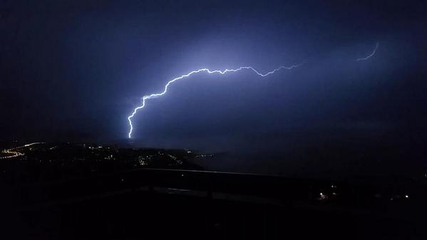 meteotenerife's tweet photo. Tormenta en el norte tenerife a las 6 de la mañana http://t.co/DWcvUpBOts (vía @SamuelZamu)