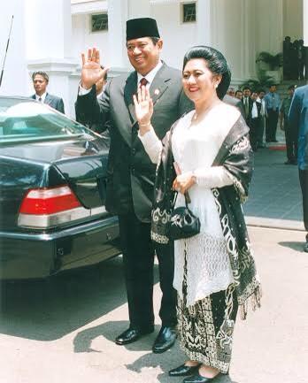 SBYudhoyono's tweet photo. Datang tampak muka (foto: 20 Oktober 2004) http://t.co/zyhwvI6GiJ