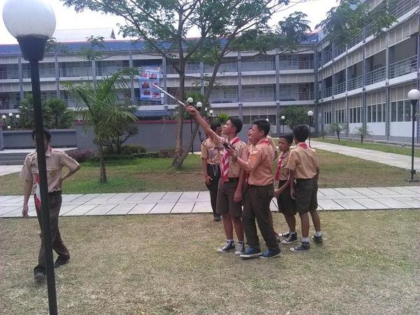 TelUScout's tweet photo. Fox hunting. Adik adik menikmati mencari benda berfrekuensi yang disembunyikan teman teman Orari #PramukaTelU http://t.co/uKdjlHan1I