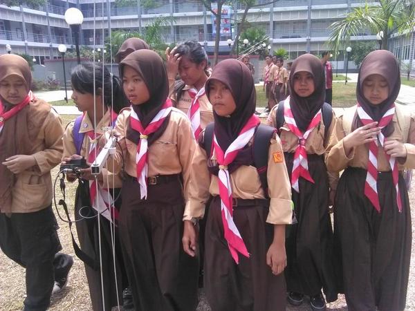 TelUScout's tweet photo. Fox hunting. Adik adik menikmati mencari benda berfrekuensi yang disembunyikan teman teman Orari #PramukaTelU http://t.co/uKdjlHan1I