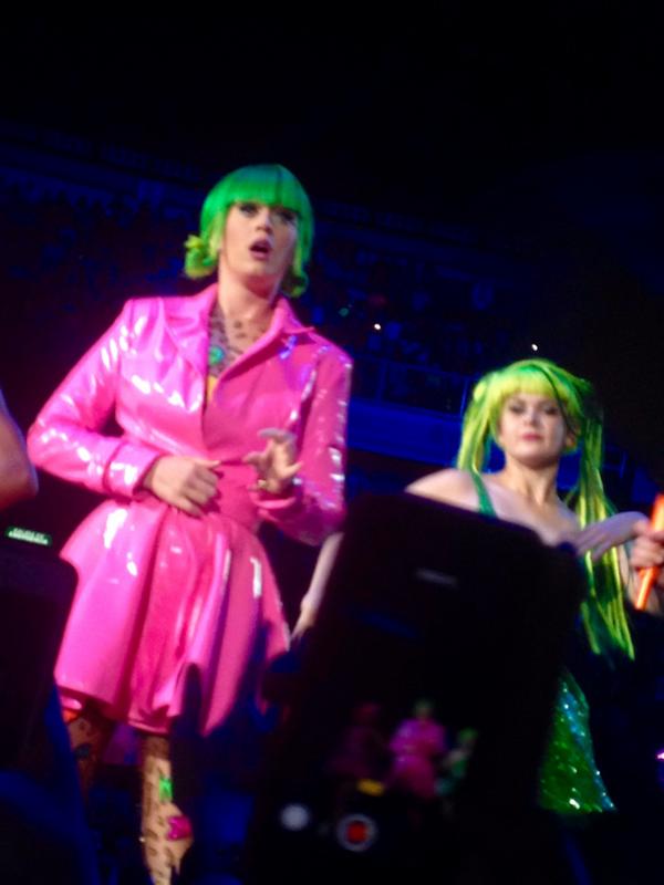 FanSalmon's tweet photo. @carloschicken  alguien te manda saludos y que me sigas enviando a conciertos. Fin del comunicado #katyPerryMx 👏💜👌 http://t.co/GnJeebUtlS
