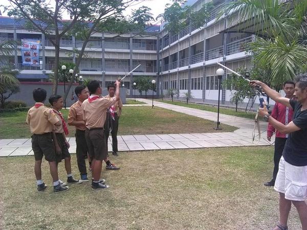 TelUScout's tweet photo. Fox hunting. Adik adik menikmati mencari benda berfrekuensi yang disembunyikan teman teman Orari #PramukaTelU http://t.co/uKdjlHan1I