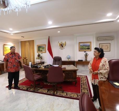 SBYudhoyono's tweet photo. Ruang kerja Presiden ini sebentar lagi akan beralih penghuni. Fungsinya tetap sama: memastikan rakyat sejahtera. http://t.co/MlVrnKCCPn