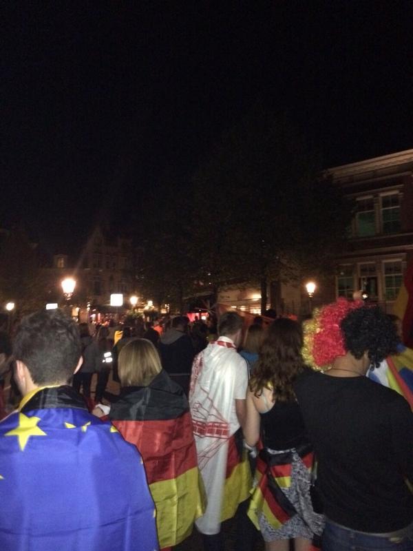 WEPUtrecht2014's tweet photo. The colourful #ESN25 flag parade was hard to miss last night! #WEPutrecht #MovinEurope http://t.co/T9Mz0ty0Ig