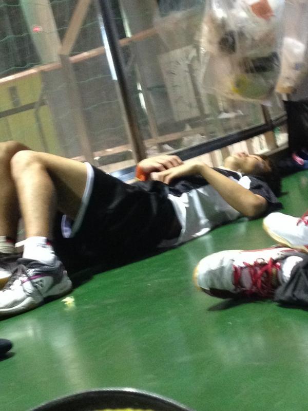 armortec826's tweet photo. 連戦の疲れか試合間に仮眠をとる吉田 浩平。 http://t.co/6GtTu7VqCb