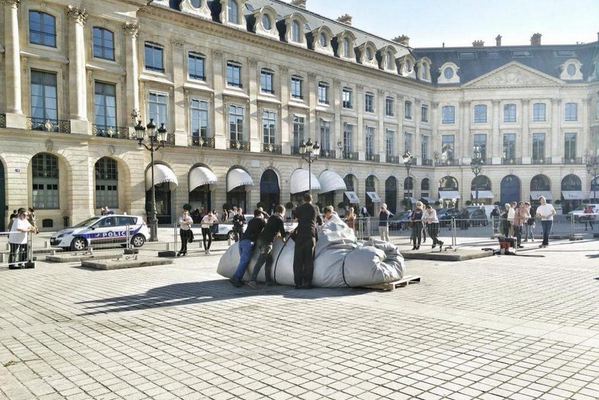 Paul McCarthy renonce à réinstaller son "sapin-sextoy" place Vendôme > bit.ly/1wd9veE