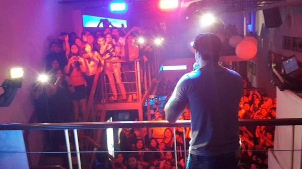 alvin_llerena's tweet photo. Nicola ya en el escenario de Plus Bar!! http://t.co/FtqvVUeKdM