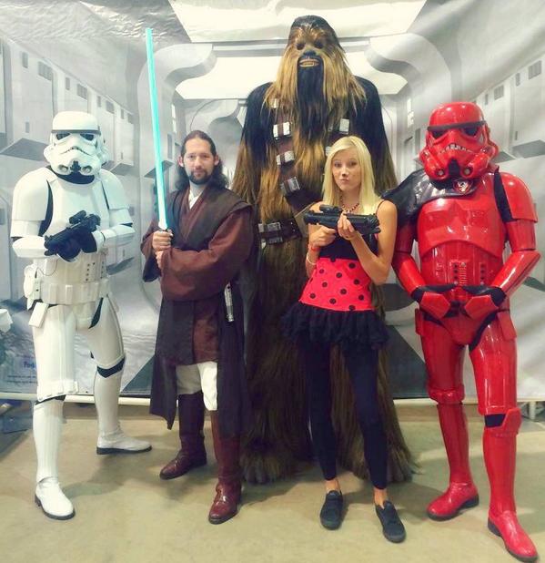 TheRealKylieRay's tweet photo. Kickin it with the Star Wars crew π #TreeCityComicCon http://t.co/QmdeuQaohs