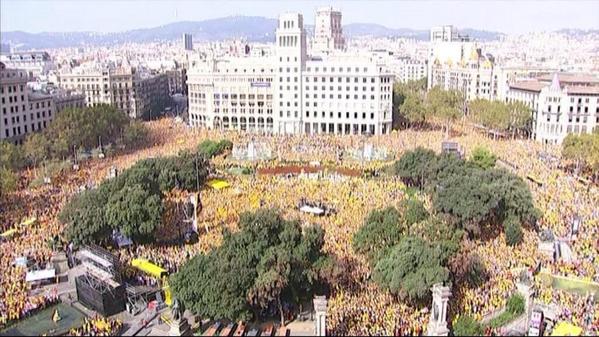 gemii_12's tweet photo. Nsaltres no necesitem photoshop per omplir la Plaça Catalunya, em deixat en ridicul aquells que van anar el 12-O!!! http://t.co/CPxtQn2VtY