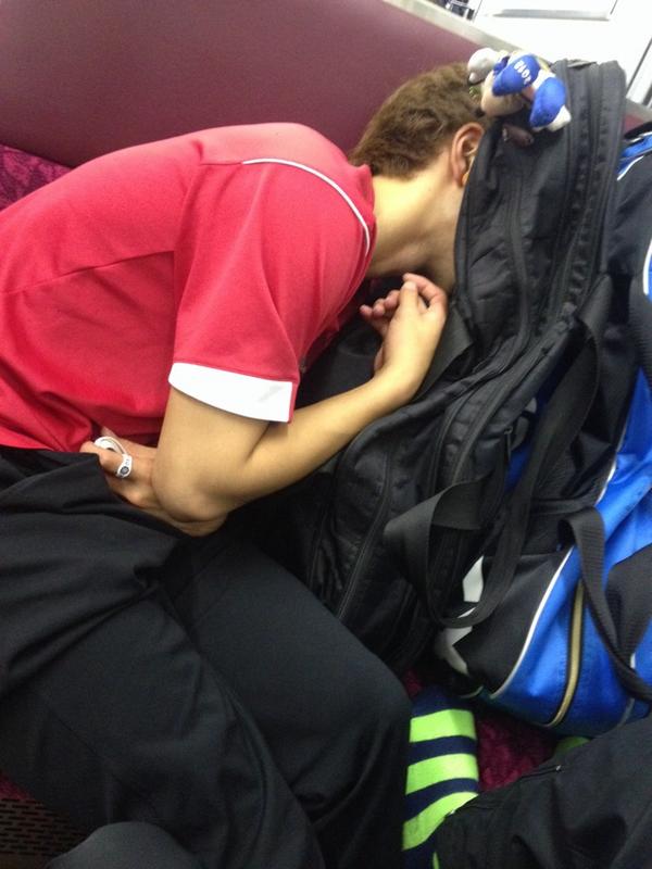 armortec826's tweet photo. ベストポジションで寝ようとする吉田 浩平。 http://t.co/kCB1CLibUg
