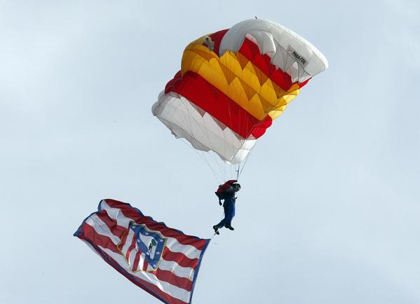 Atleti's tweet photo. Así se ha sumado el Calderón al homenaje al Ejército del Aire por su 75 aniversario http://t.co/WyTjpjjSw7 #AtletiESP http://t.co/JqKXyPZuVC