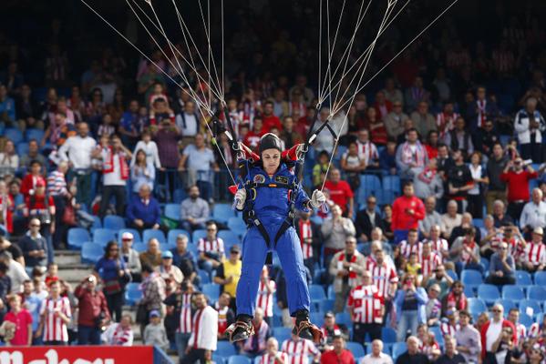 Atleti's tweet photo. Así se ha sumado el Calderón al homenaje al Ejército del Aire por su 75 aniversario http://t.co/WyTjpjjSw7 #AtletiESP http://t.co/JqKXyPZuVC