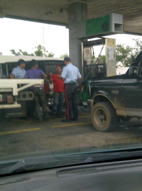 heberto29's tweet photo. @trafficMcbo policias bachaquedo en sus bronco con uniforme y todo que tal. http://t.co/PcY9zd8KnV