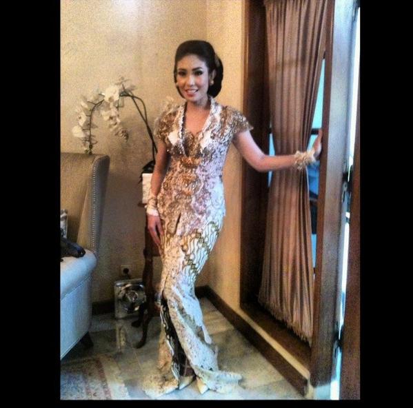 Look how gorgeous <a href="/mrsayudewi/">Ayu Dewi</a> pada saat Akad Nikah Raffi &amp; Nagita