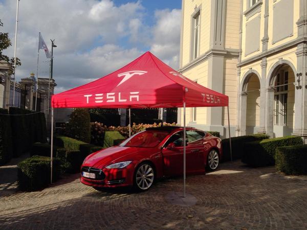 TeslaClubBE's tweet photo. Stunning @Tesla_Europe 'Piece of Art & Technology' #ModelS @Accessibleart @CercleLorraine #AAF2014 #Brussels #EV http://t.co/Wu3DudLiN0
