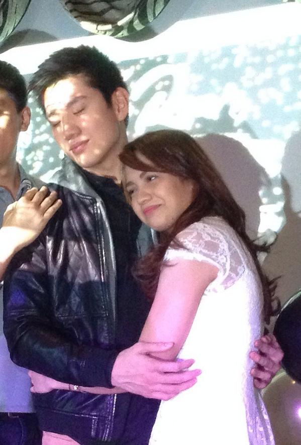 Push_Alerts's tweet photo. Haha we love it na feel na feel ni Jeron Teng ang playtime with Jane Oineza sa #Jarons1stGetTogether. Aliw lang! http://t.co/x8pOAfWhVR