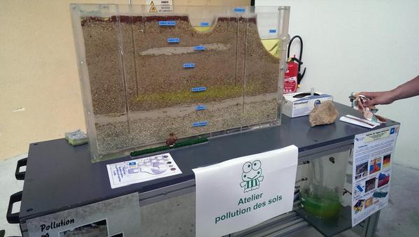 audrey_bardon's tweet photo. Super maquette montrant les mécanismes de pollution des nappes à l'IMFT #FDS2014 http://t.co/McchcNQwlY