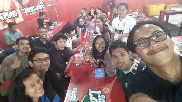 Kebersamaan Team basket Putra dan Putri IBB beserta Coach dan Official sehabis tanding :D