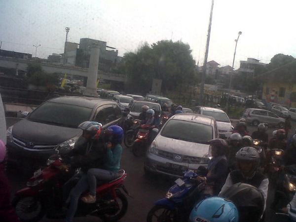 #lalinBDG 16.03: akibat acara di balkot Jln. Perintis macet total  | @yogaprajanugrah