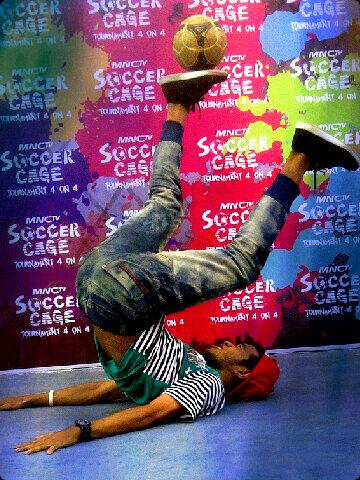 Ridwan10K's tweet photo. @IndosatMania one man show#MNCTVSoccerCage #IM3 http://t.co/zpdIOwNd95