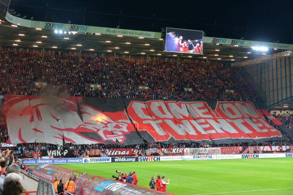 VoetbalUltras's tweet photo. #VAKP pakte gisterenavond weer eens groot uit tegen Ajax. Een prachtig spandoek + een pyro! #NoPyroNoParty http://t.co/shO41JkV3I