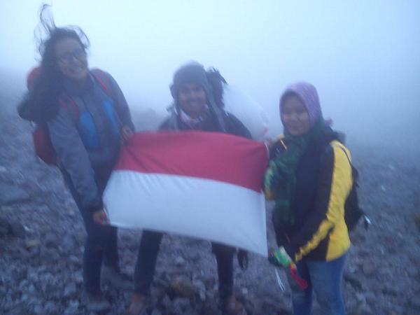 ardyshh_'s tweet image. @jalinmerapi siji ngkas :D #muncakmerapi2014