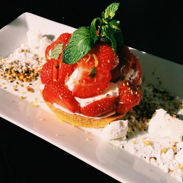 VioletteDaily's tweet photo. @FuxiaRestaurant could a strawberry pie be better than this?? 😱😱 #loveit http://t.co/avpKDP9KJu