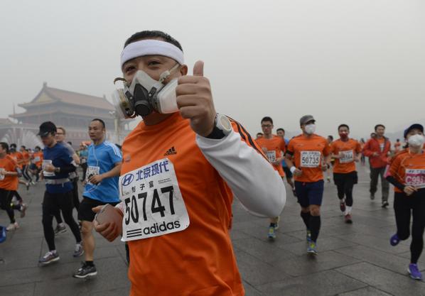 nycjim's tweet photo. Beijing Marathon runners wear masks as race is held in dangerous smog conditions. Insane. http://t.co/o5AH9QxNp5 http://t.co/p1gBcAOGuB