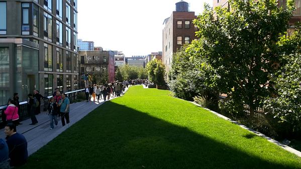 TonyOposa's tweet photo. Highline-New York. Abandoned railroad now a very popular park &amp; oasis in a concrete jungle. http://t.co/RMBtRormpx