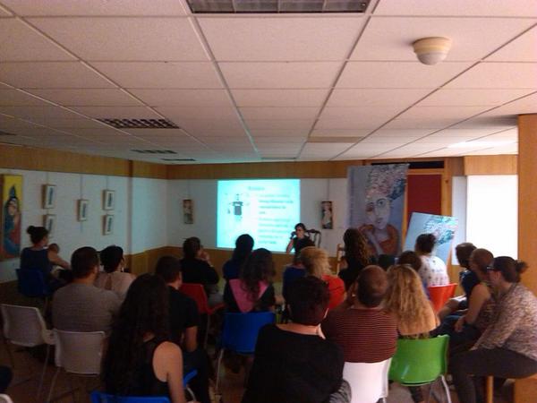 emiaecadiz's tweet photo. En estos momentos, @LevaLevita expone su trabajo en el #EncuentroMujeres. @FITdeCadiz http://t.co/9GX8bT2qXt