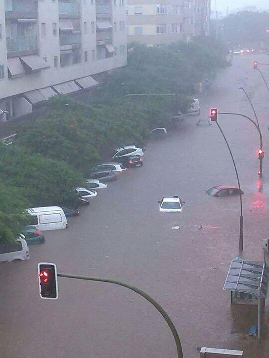 Waterreus45's tweet photo. https://t.co/XmNthTU2fJ Zo, zo, op Tenerife hoeven we voorlopig ook geen vakantie te boeken, wat een enorme hoeveelheid water in de straten.