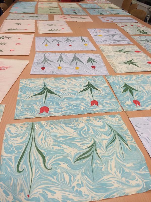 SophiaRE2014's tweet photo. Gelungene Versuche des bekannten Tulpenmotives unserer Workshop-Teilnehmerinnen 🎨 #EbruWorkshop #Recklinghausen http://t.co/zVP1BqXhiY