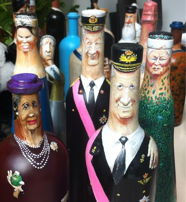 Cartoonist GAL trekt koninklijke familie op flessen. Geschilderde kunstwerkjes straks in <a href="/VTMRoyalty/">Royalty</a>